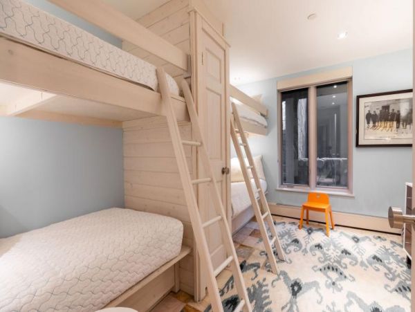 1st floor overlooking Ski slopes and Vail Village