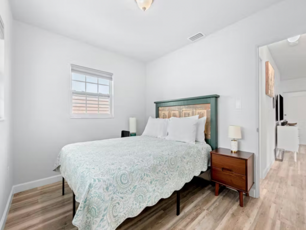 Lovely Two Bedroom Vacation Home Single-Level Sleeps 6 Guests