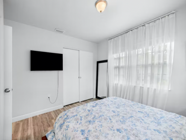Lovely Two Bedroom Vacation Home Single-Level Sleeps 6 Guests