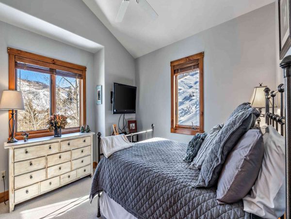 Luxury Arrowhead Vacation Home Four Bedroom Mountain Views
