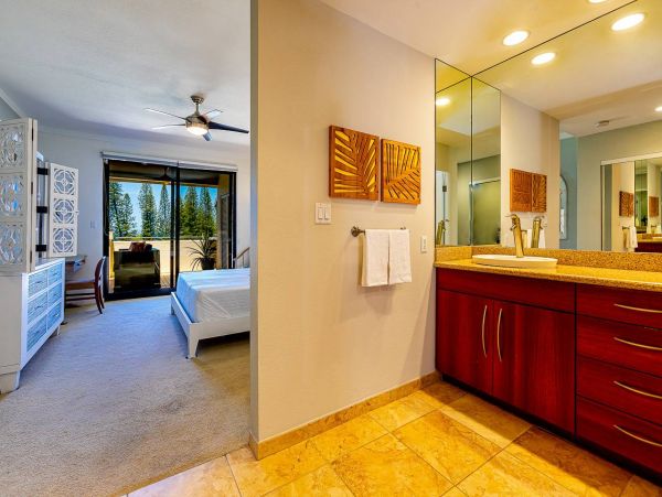 Inviting One Bedroom Rental Well Appointed with Captivating Views!