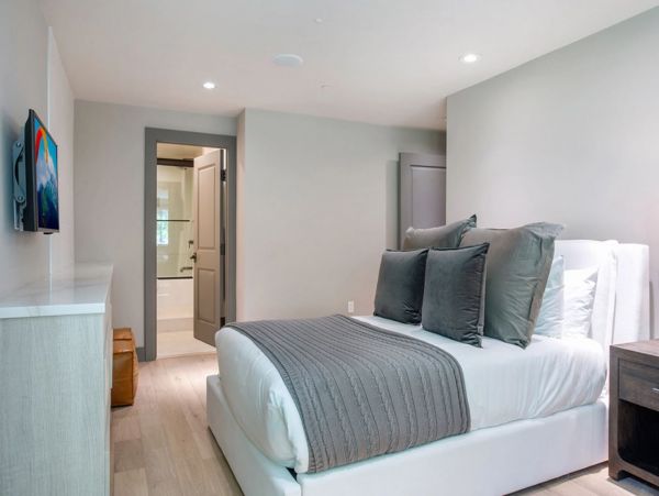 Stunning Four Bedroom Plus Den Vacation Condo in Vail Sleeps 12