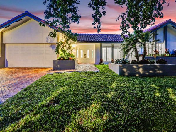 Hollywood Vacation Pool Home Six Bedroom