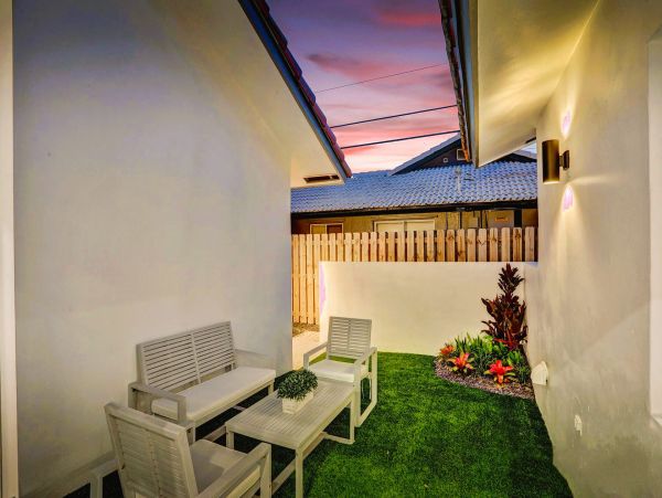 Hollywood Vacation Pool Home Six Bedroom