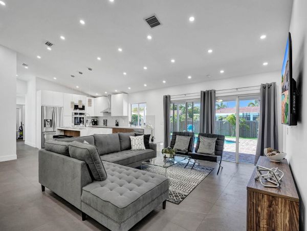 Hollywood Vacation Pool Home Six Bedroom