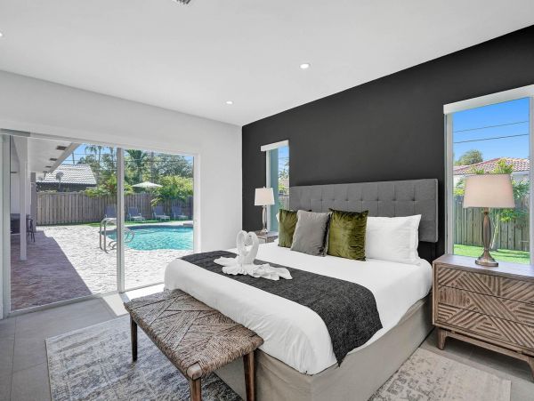 Hollywood Vacation Pool Home Six Bedroom