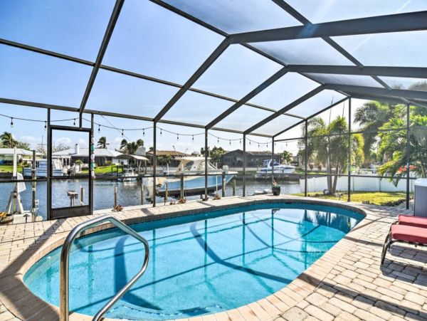 Canal-Front 3 Bedroom Vacation Pool Home in Bradenton