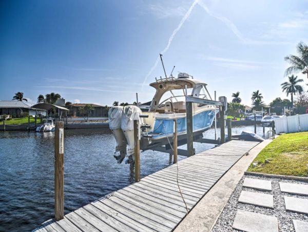 Canal-Front 3 Bedroom Vacation Pool Home in Bradenton