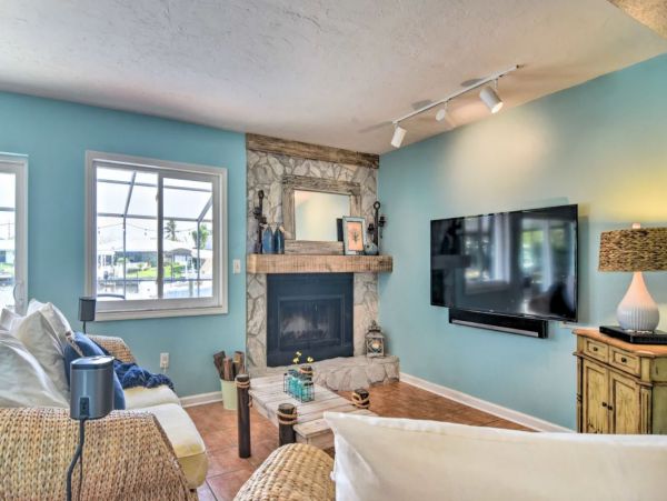 Canal-Front 3 Bedroom Vacation Pool Home in Bradenton