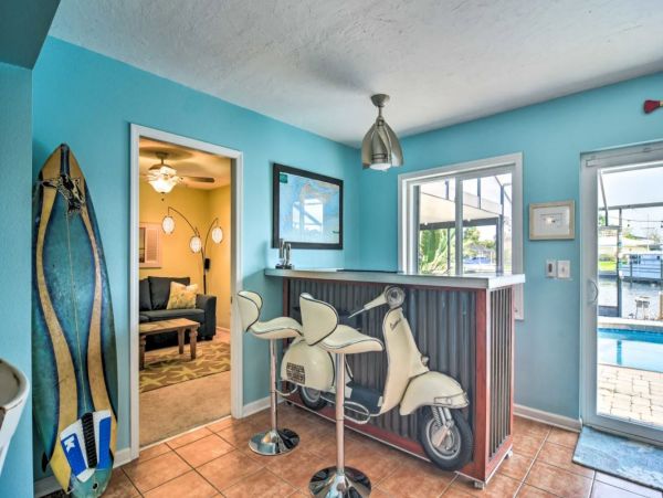 Canal-Front 3 Bedroom Vacation Pool Home in Bradenton
