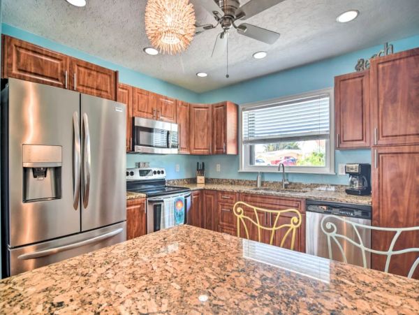 Canal-Front 3 Bedroom Vacation Pool Home in Bradenton