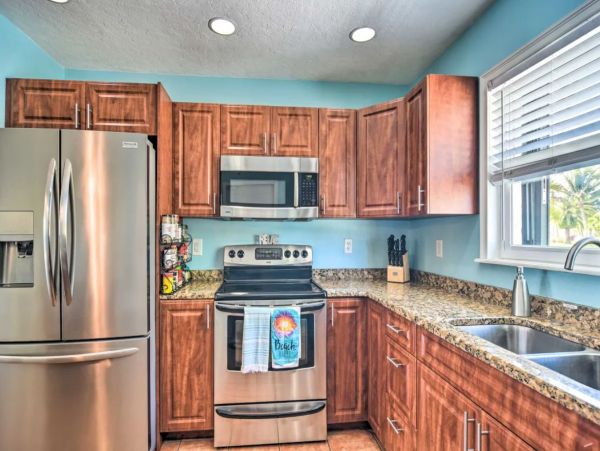 Canal-Front 3 Bedroom Vacation Pool Home in Bradenton
