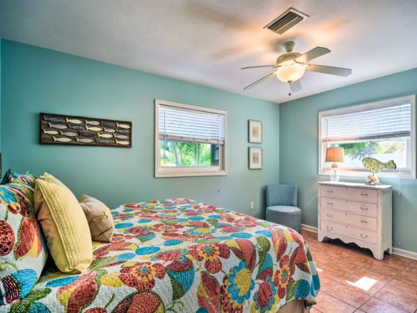 Canal-Front 3 Bedroom Vacation Pool Home in Bradenton