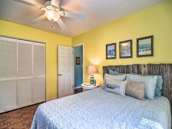 Canal-Front 3 Bedroom Vacation Pool Home in Bradenton