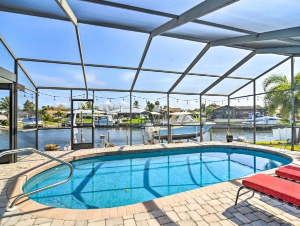 Canal-Front 3 Bedroom Vacation Pool Home in Bradenton
