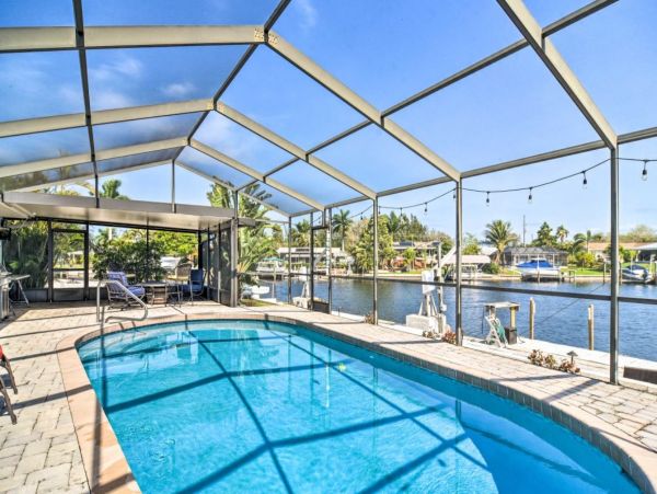 Canal-Front 3 Bedroom Vacation Pool Home in Bradenton
