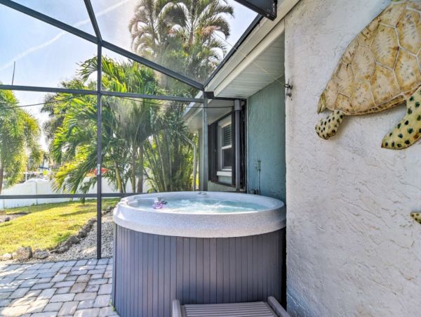 Canal-Front 3 Bedroom Vacation Pool Home in Bradenton