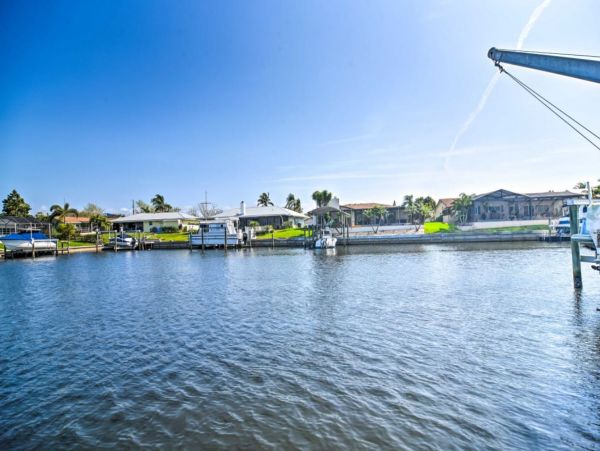 Canal-Front 3 Bedroom Vacation Pool Home in Bradenton
