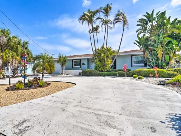 Canal-Front 3 Bedroom Vacation Pool Home in Bradenton