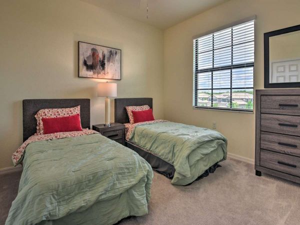 Lake City Vacation Condo Three Bedroom Walk to Beach
