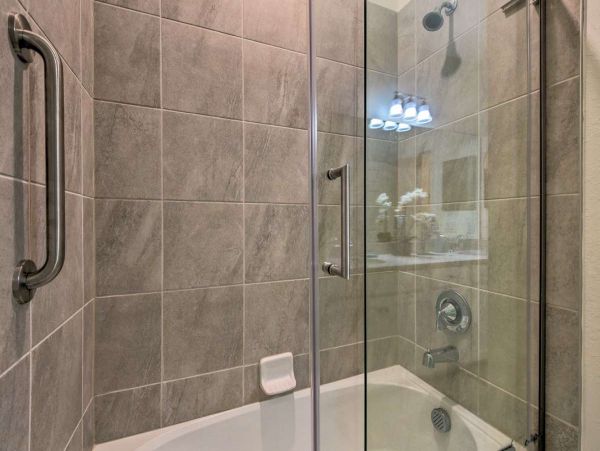 Lake City Vacation Condo Three Bedroom Walk to Beach