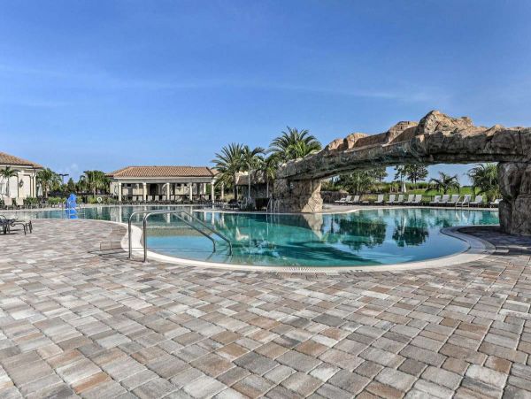 Lake City Vacation Condo Three Bedroom Walk to Beach