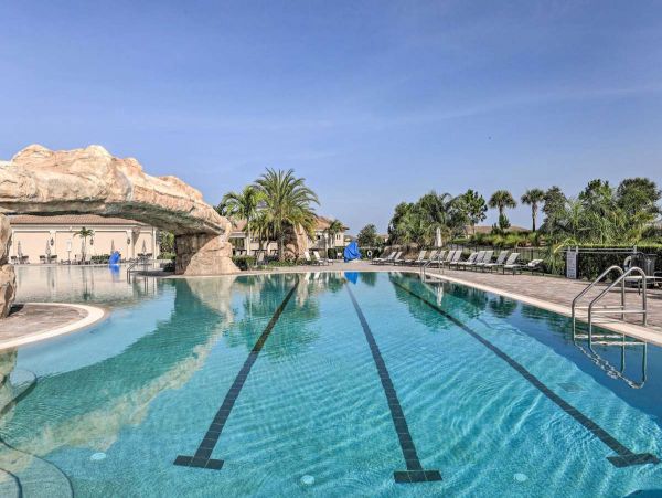 Lake City Vacation Condo Three Bedroom Walk to Beach
