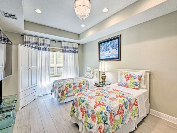 Lovely 3 Bedroom Townhome in Holmes Beach Walk to Beach