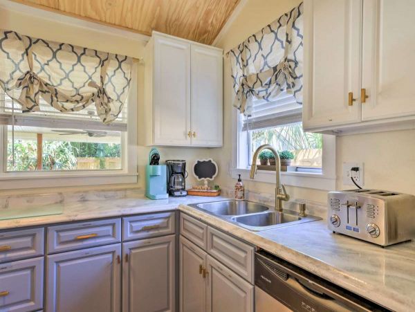 Charming Palmetto Retreat with Backyard Haven