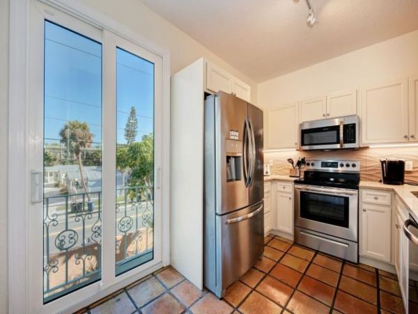 Beautiful Three Bedroom Vacation Rental Close to Beach Sleeps 6