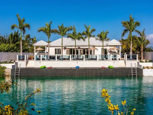 Luxury 8 Bedroom Villa with Private Pool & Canal View