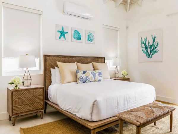 Luxury 8 Bedroom Villa with Private Pool & Canal View