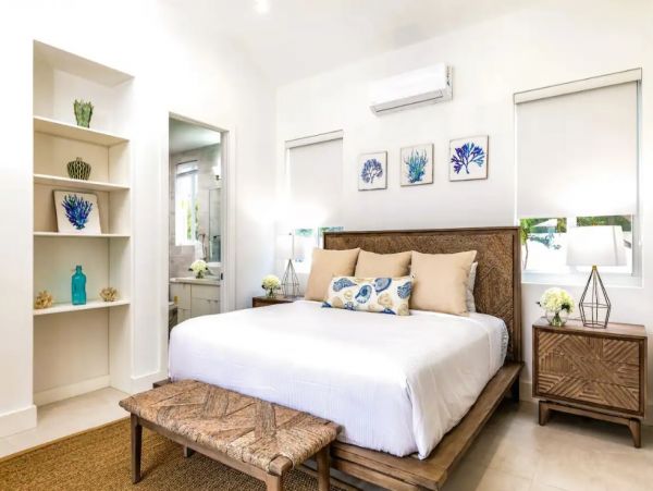Luxury 8 Bedroom Villa with Private Pool & Canal View