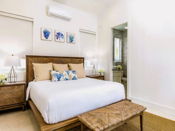 Luxury 8 Bedroom Villa with Private Pool & Canal View