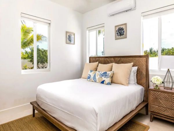 Luxury 8 Bedroom Villa with Private Pool & Canal View