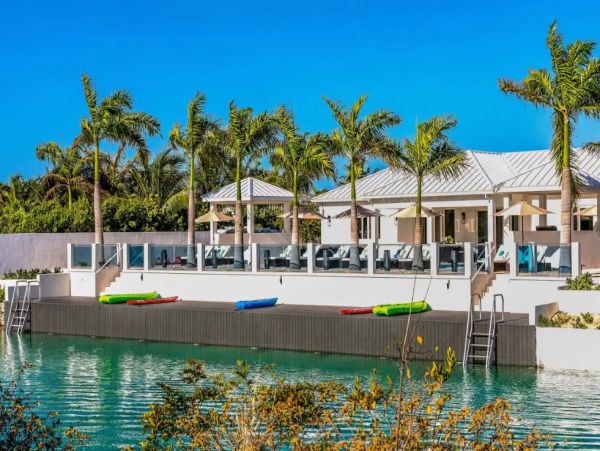 Luxury 8 Bedroom Villa with Private Pool & Canal View