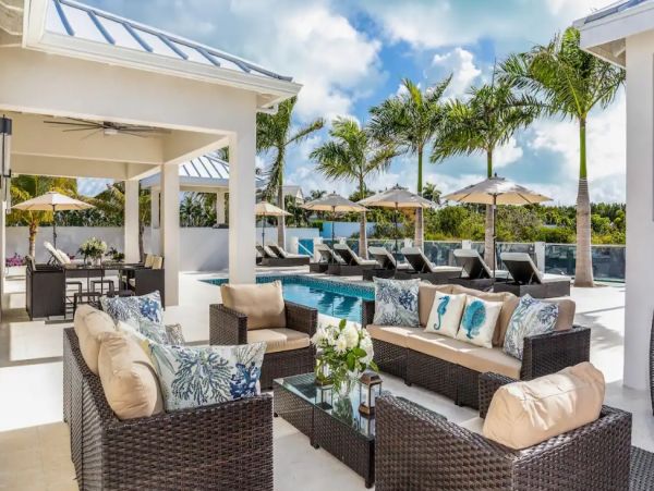 Luxury 8 Bedroom Villa with Private Pool & Canal View