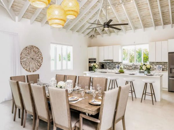 Luxury 8 Bedroom Villa with Private Pool & Canal View