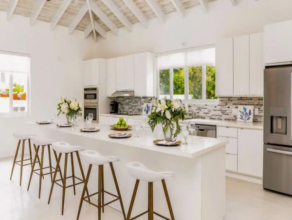 Luxury 8 Bedroom Villa with Private Pool & Canal View