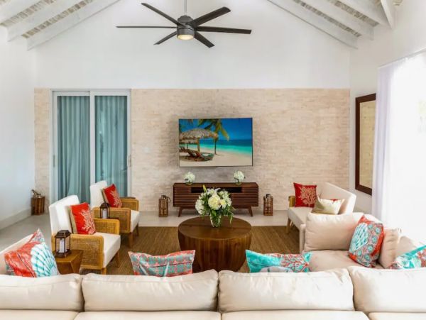 Luxury 8 Bedroom Villa with Private Pool & Canal View