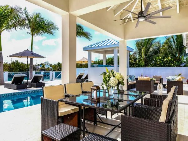 Luxury 8 Bedroom Villa with Private Pool & Canal View