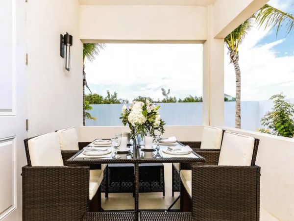 Luxury 8 Bedroom Villa with Private Pool & Canal View