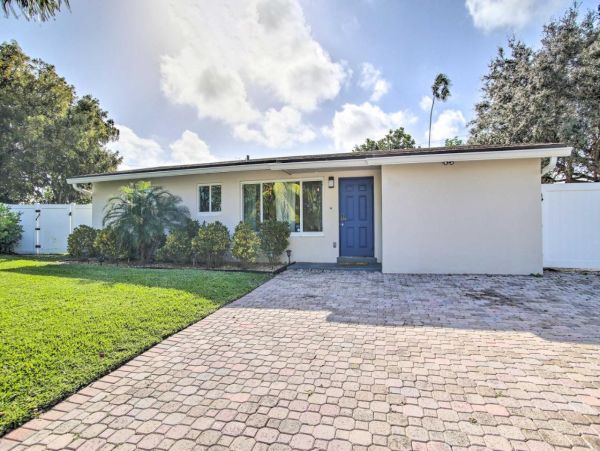 Lovely 4 Bedroom Home with Pool in Deerfield Beach