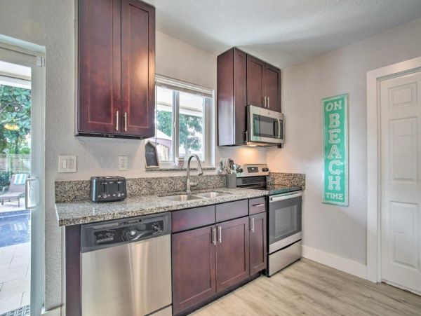 Lovely 4 Bedroom Home with Pool in Deerfield Beach
