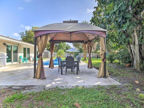 Lovely 4 Bedroom Home with Pool in Deerfield Beach