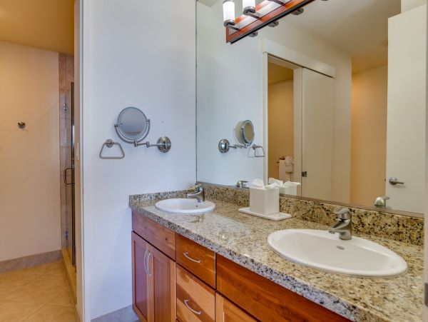 Two Bedroom Luxury Vacation Condo with Panoramic Ocean Views