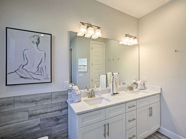Elegant 3 Bedroom Vacation Canal Home in Cape Coral
