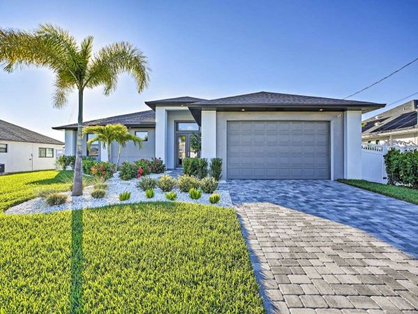 Elegant 3 Bedroom Vacation Canal Home in Cape Coral