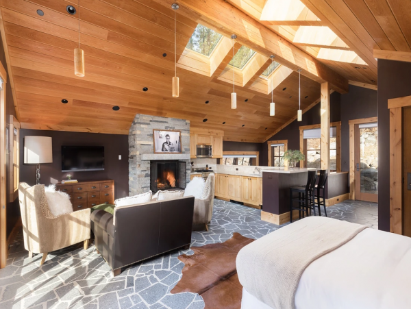 Truckee River Vacation Home with 6 Bedroom & Fire Pit