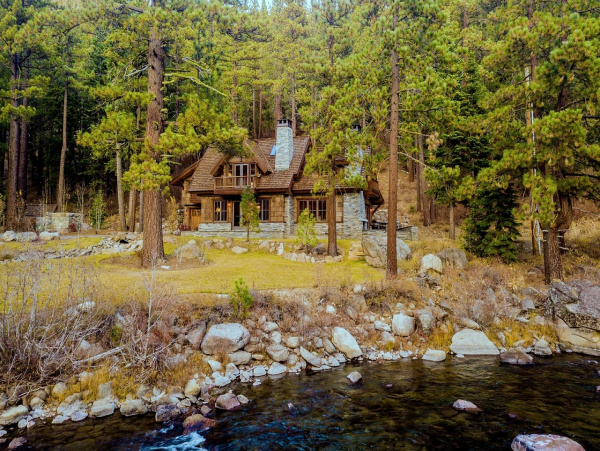 Truckee River Vacation Home with 6 Bedroom & Fire Pit